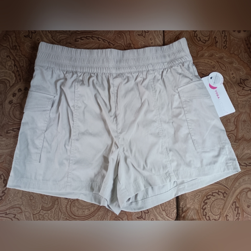 NWT Yogalious Trail Path Commuter Shorts XL